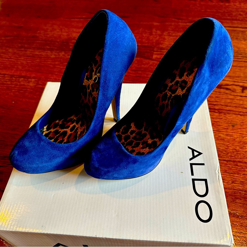 Like new cobalt blue pumps !